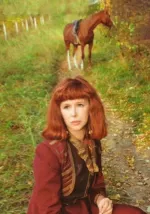 Tsvetushchiy kholm sredi pustogo polya