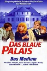 Blaue Palais: Das Medium, Das