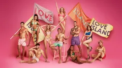 Tajemství Love Islandu? Excesivní telenovela je vlastní parodií. Stačilo by utáhnout šrouby