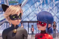 Kouzelná Beruška a Černý kocour chrání Paříž, zpívají a nechávají čarovat lásku