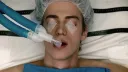 Nečekaným hitem na Netflixu je děsivý konspirační thriller s kdysi milovanými tvářemi
