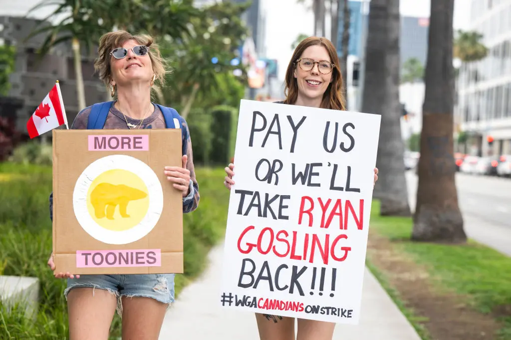 Druhá nejdelší stávka v historii Hollywoodu končí. Scenáristé vrací průmysl do práce