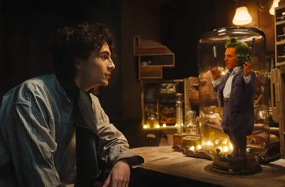 Hugh Grant u Wonky trpěl. „Mám hodně dětí a potřebuju peníze,“ vysvětlil, proč roli vzal