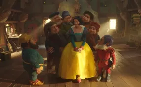 Disneyho hraná Sněhurka na první fotce s Rachel Zegler a trpaslíky