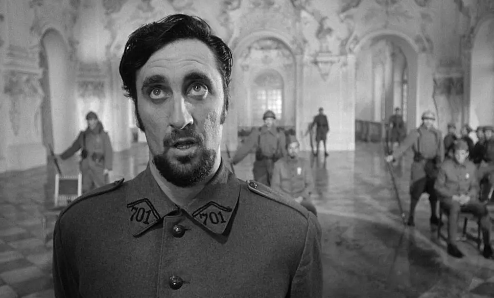 Stezky slávy, Timothy Carey