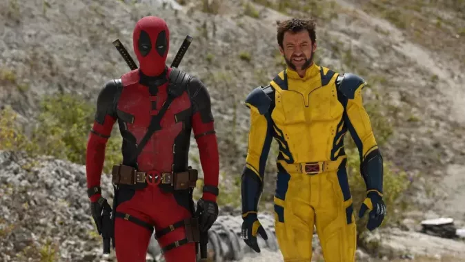 Deadpool 3 představuje nové fotky, pejska lízala a utrženou hlavu