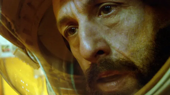 Adam Sandler v první ukázce jako Kosmonaut z Čech. Ambiciózní sci-fi z českých lokací uhrane