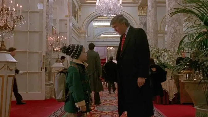 Pravda o nejslavnější filmové cameo roli. Je jiná, než jak štěk v Sám doma 2 líčí Donald Trump