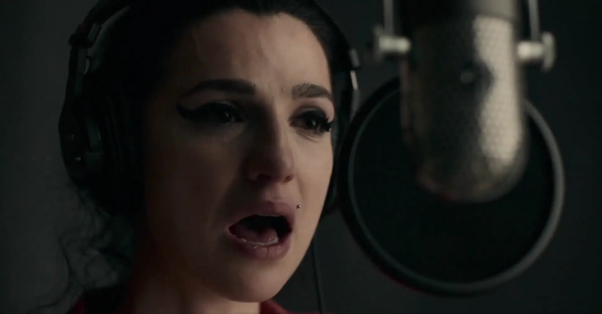 Prokletá Amy Winehouse bez drog a alkoholu. Trailer na její životopis sází na nešťastnou lásku