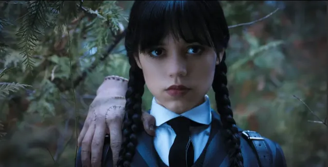 Jenna Ortega a Natalie Portman budou prodávat mrtvolu. Zrežíruje je zapadlý talent