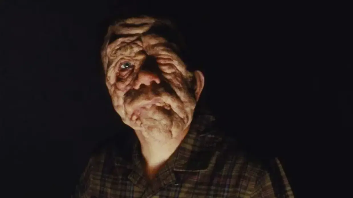 Recenze: Jiný člověk je film tak nasáklý sebenenávistí, až je to legrační