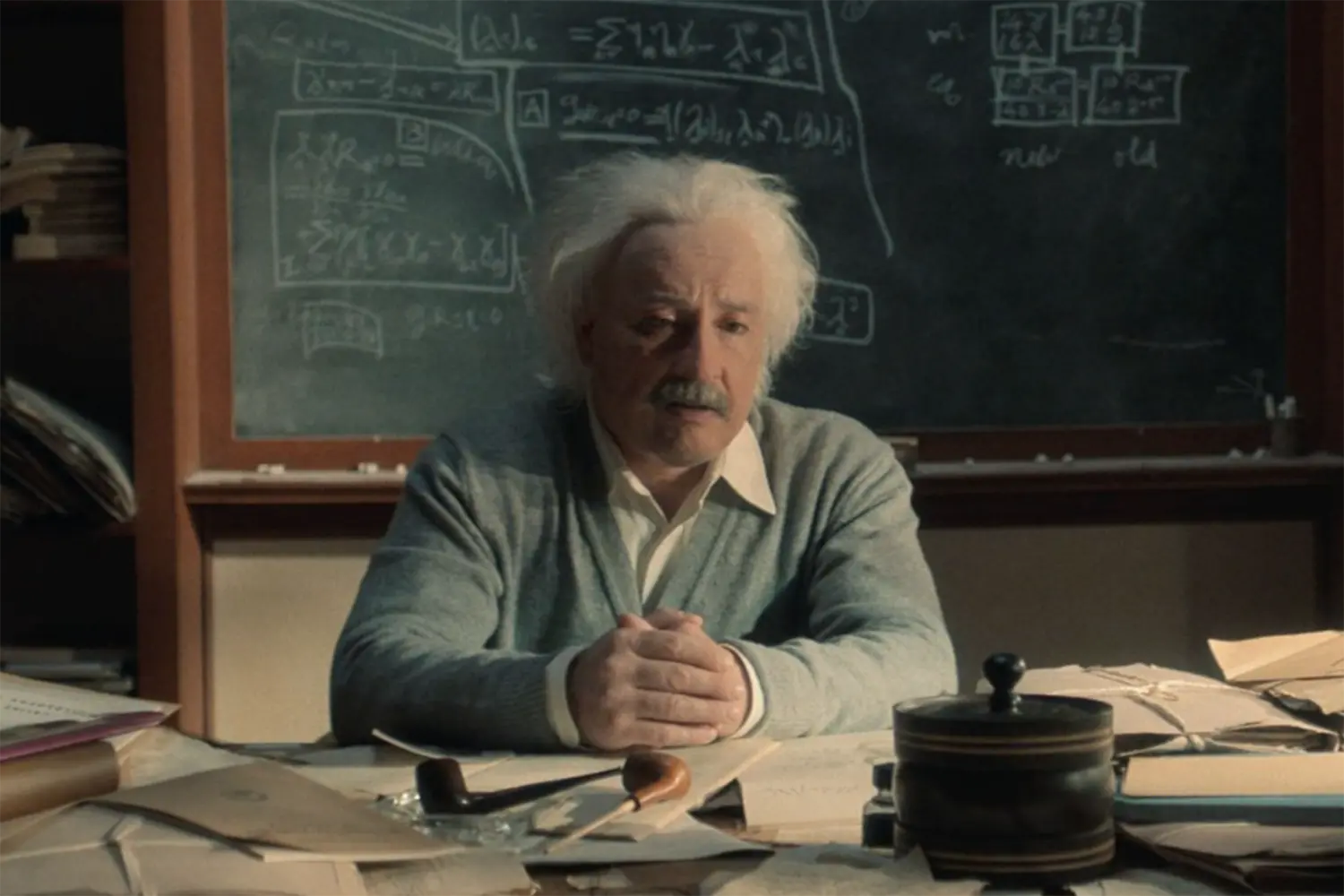 Recenze: Einstein a bomba se snaží vypořádat s odkazem slavného fyzika. Bojí se ale ostrých hran