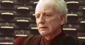 Palpatine slaví 80 let. Shakespearovský herec Ian McDiarmid je nejlepší částí několika Star Wars