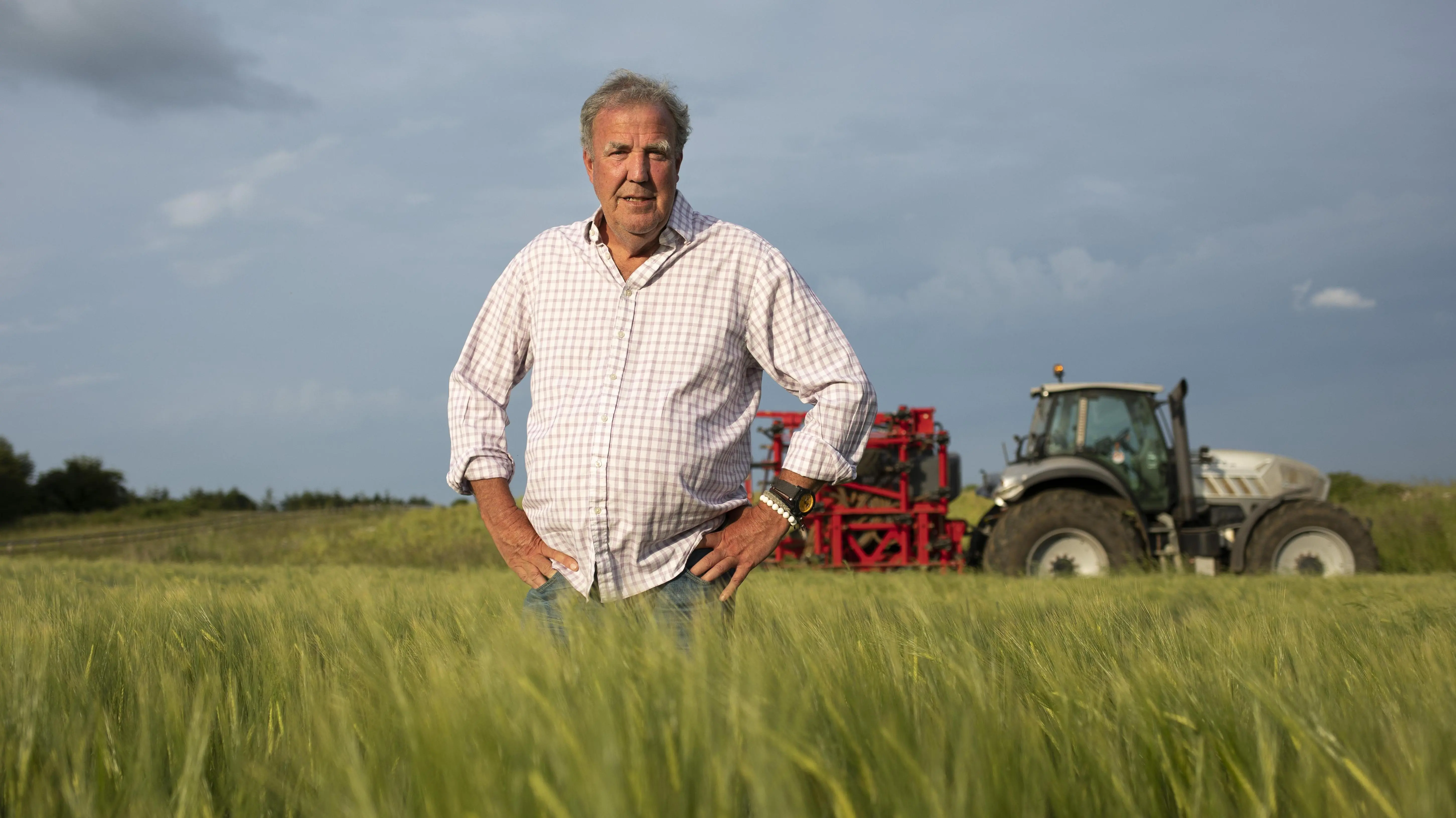 Demonstrující francouzští farmáři obléhají Paříž. Mají nečekaný vzor v Jeremy Clarksonovi