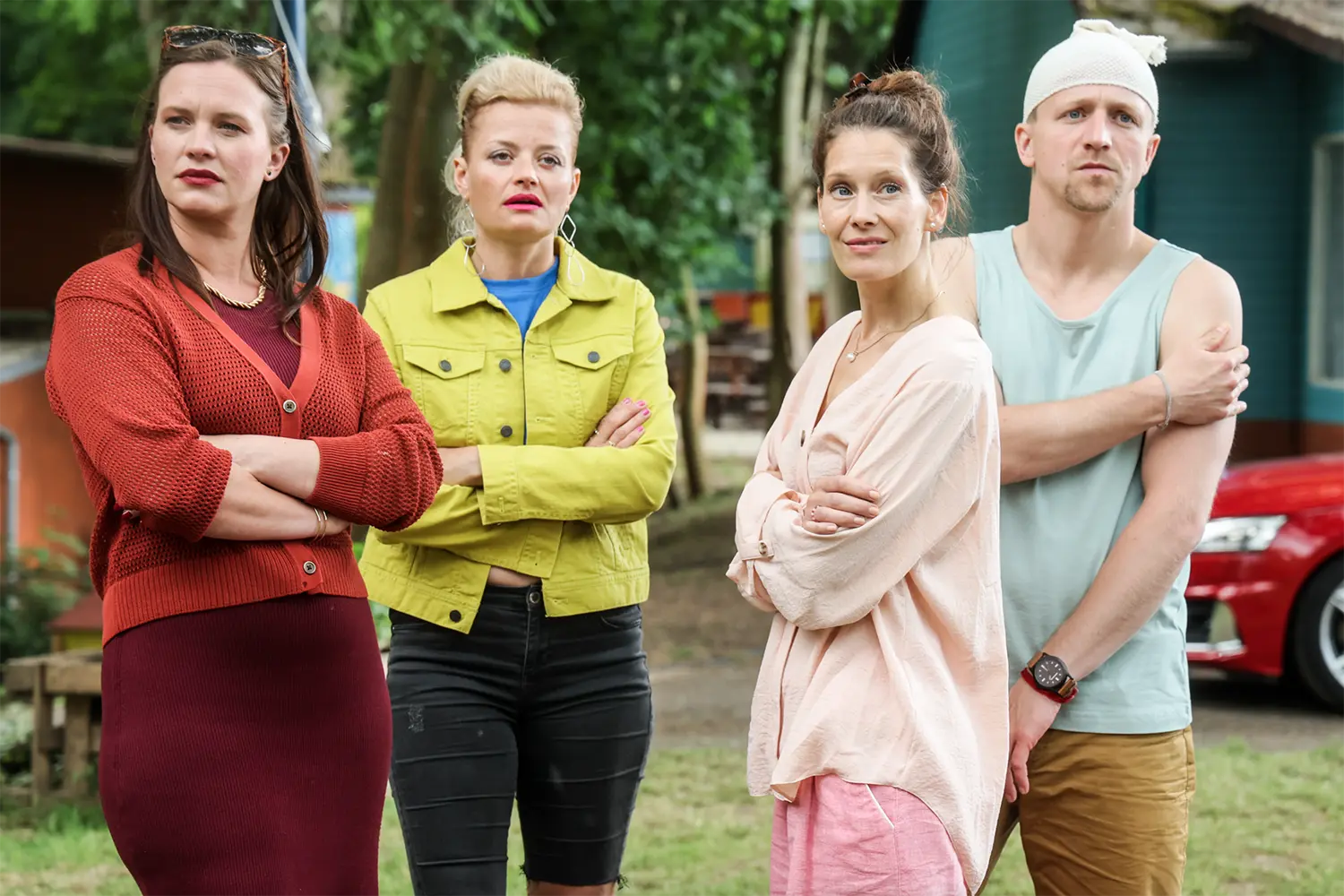 Recenze: Zalez do spacáku sází na atmosféru letních prázdnin. Doplácí na klasické primácké neduhy