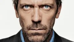 Hugh Laurie slaví 65. Byl největší televizní hvězdou světa, Dr. House má ale radši svoji kapelu