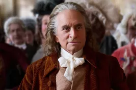 Michael Douglas s parukou zazáří jako Benjamin Franklin. První fotky lákají i na Versailles