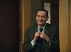 Chyby z komedie Marečku, podejte mi pero!: Hujerova lavice, píchačky i tabule