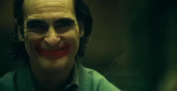 Druhý Joker se v traileru chlubí oslnivými záběry a temnou láskou. V čem nám nejspíš lže?