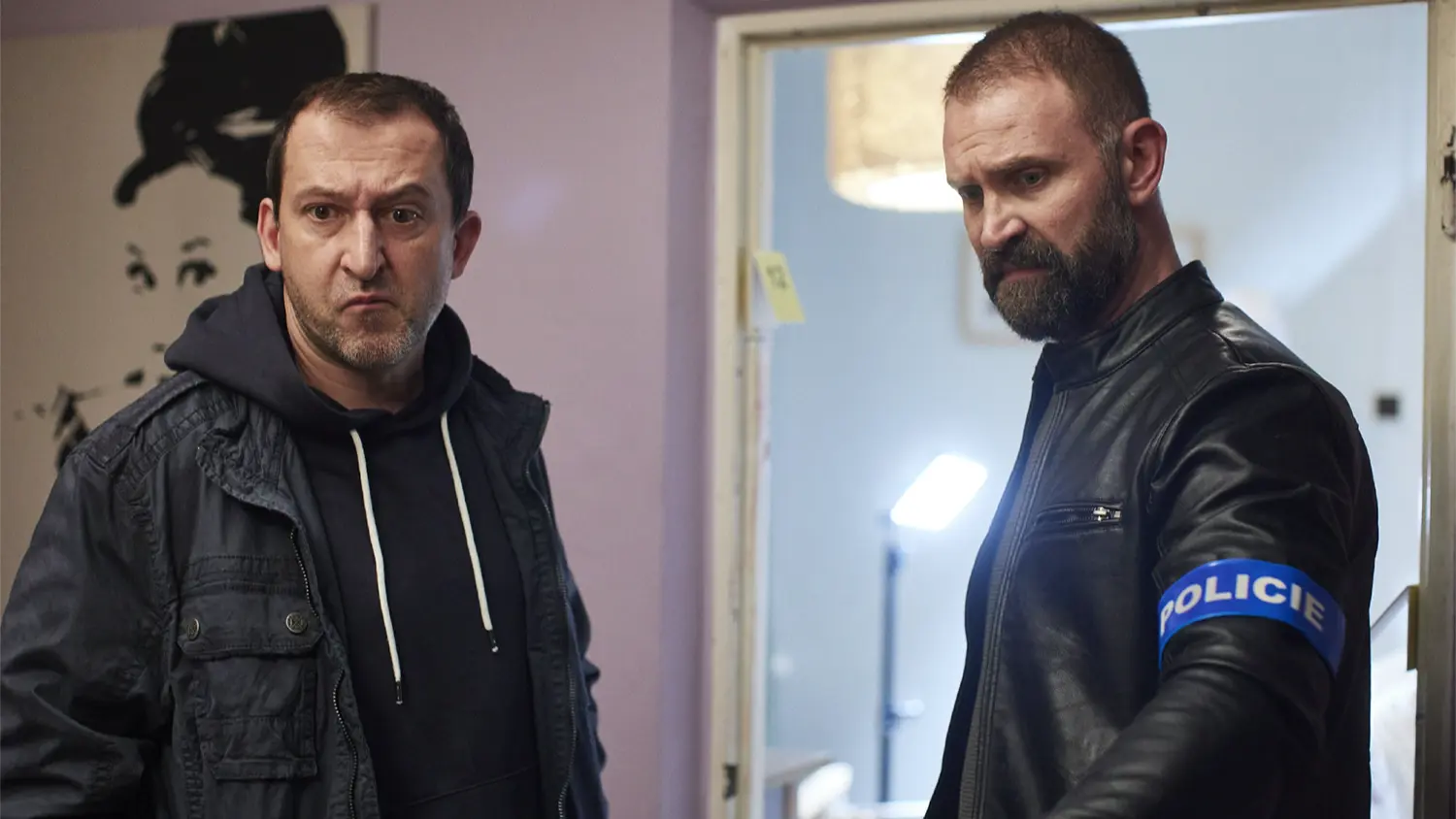 Zajímavosti o kriminálním hitu Vedlejší produkt: Scénář od aktivního policisty a výbuch chaty