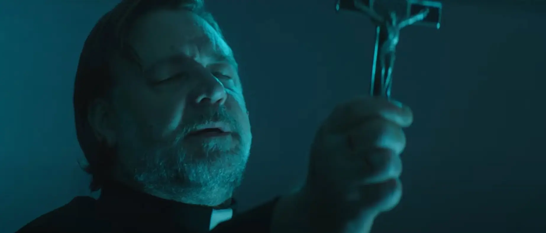 Russell Crowe si bude zase zahrávat s ďáblem. Posedlá hvězda Gladiátora řádí v děsivém traileru