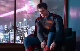 Nový Superman na první fotce. Sytě červené botky i trenýrky jsou zpět, přitom ufoni útočí