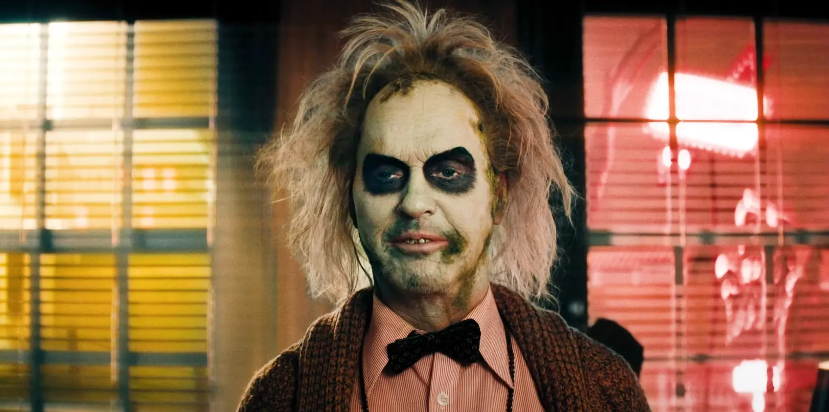 Batman, hvězda Wednesday a hromada mrtvých. Trailer na druhého Beetlejuice fanoušky baví