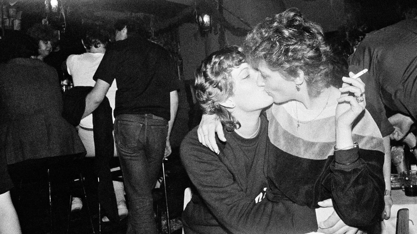 Recenze: Ještě nejsem, kým chci být se skládá jen z fotek. Český hit z Berlína přesto dokáže pohltit