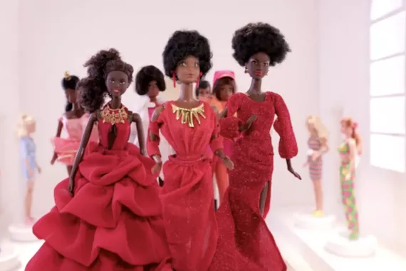 Co si počít s Černou Barbie? Film poukazuje zejména na čím dál radikálnější společnost