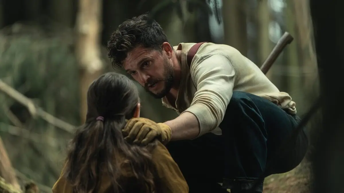 Hvězda Hry o trůny se mění v monstrum. Děsivý vlkodlačí horor dorazil na stream