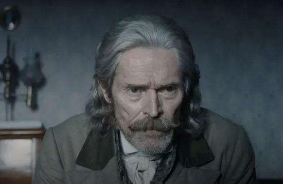 Robert Eggers se pustí do Vánoční koledy. Udělá z ní gotický horor s Willemem Dafoem?