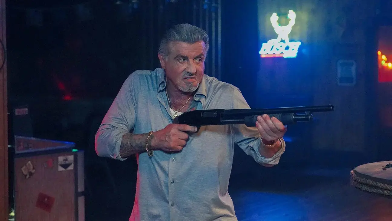 Sylvester Stallone zase mlátí lidi. Návrat seriálového hitu slibuje drsnou válku gangů