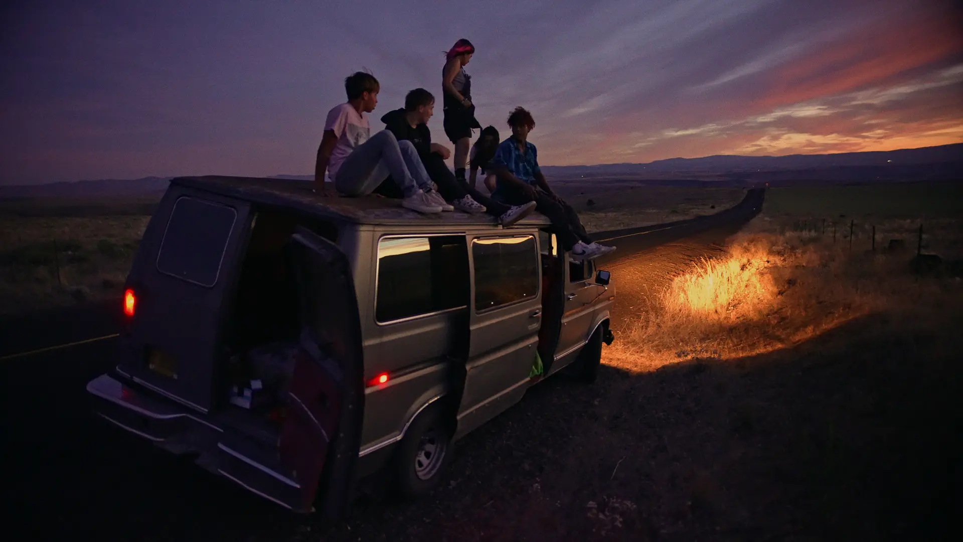 Recenze: Benzínová duha zachycuje konec dětství. Ve skrytém klenotu Varů protéká štěstí mezi prsty