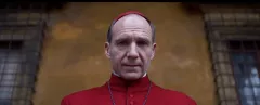 Papež je mrtvý. Ralph Fiennes vybírá hlavu církve ve strhující ukázce thrilleru Conclave
