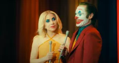 Druhý Joker láká v traileru na nejtemnější romanci všech dob. Z Phoenixe i Lady Gaga diváka mrazí