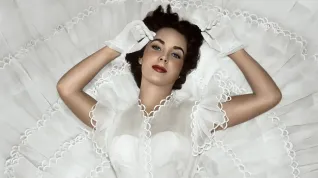 Jak sloupnout pozlátko, kterým jsme fascinovaní? Elizabeth Taylor stále nesmí být smrtelnou ženou