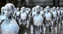 Režisér kultovních hollywoodských sci-fi adaptuje Čapkovu hru, která představila slovo robot