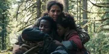 Matku Halle Berry děsí bába pod kořenem. Horor Nikdy se nepouštěj sází na jednoduchost