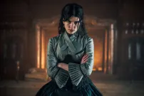 Dcera národa sází na moderní kabátek a tragickou hrdinku. Občas ale bojuje sama se sebou