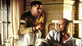 12 opic se vzpírá hollywoodským pravidlům. Dystopickou noční můru zachránil tvůrce Kmotra