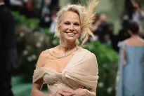Pamela Anderson se představuje jako seriózní herečka. Ikonu z Pobřežní hlídky není radno podceňovat