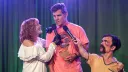 Bizarní rodina, opice i Brendan Fraser. Nejšílenější komedie roku je na streamu