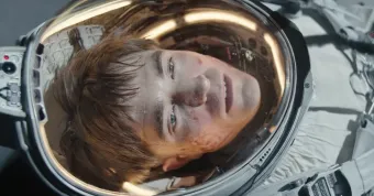 Režisér Parazita představuje sci-fi Mickey 17. Očekávaný trailer láká na klony Roberta Pattinsona