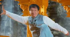 Jackie Chan se nechává v 70 letech mlátit víc než zamlada. V bizarním traileru zachraňuje pandu