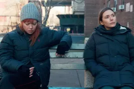 Jeho tři dcery a řeka žádoucích slz. Velebené drama o umírajícím otci se na Netflixu vyjímá