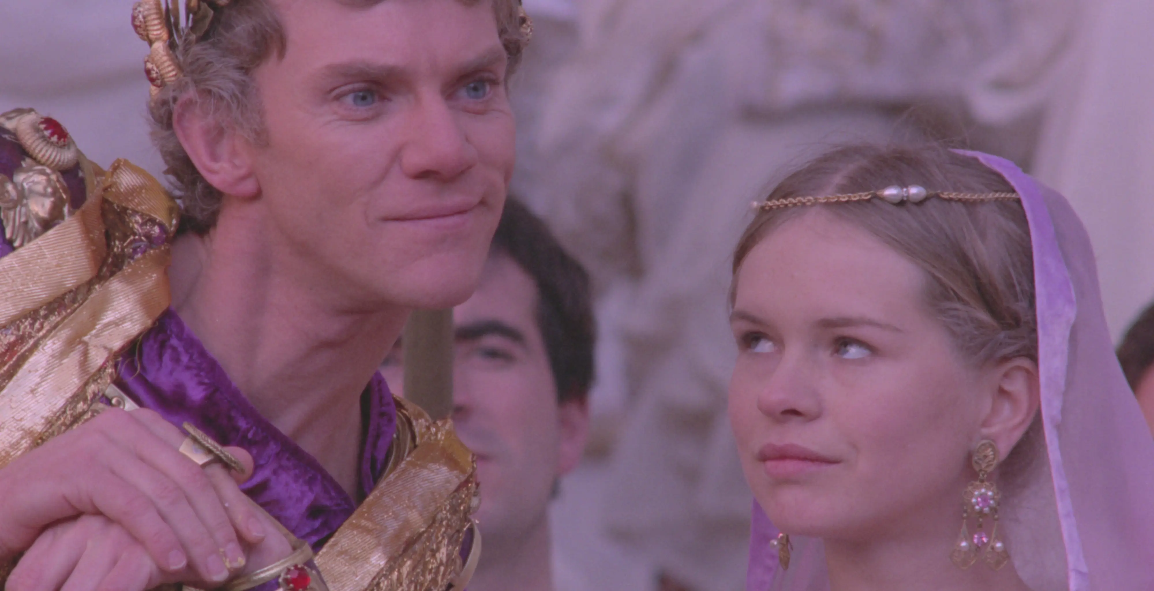 Namísto chlípných vulgarit ponor do duše šíleného panovníka. Skandální Caligula vstupuje do kin