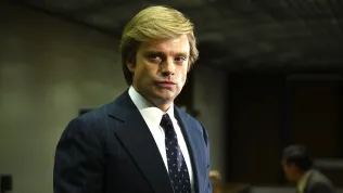 Kontroverzní Příběh Trumpa je online. Prezident USA film nenávidí, kritici ho milují