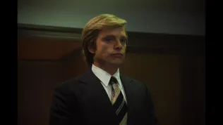 Film o mladém Trumpovi ztělesňuje noční můru i vlhký sen kapitalismu. Trpí jasným kalkulem