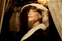 Maria s Angelinou Jolie rozehrává hru s kýčem. Nedaří se jí ale na plné čáře vyhrát