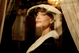 Maria s Angelinou Jolie rozehrává hru s kýčem. Nedaří se jí ale na plné čáře vyhrát